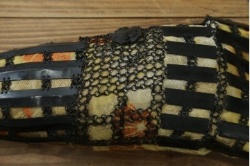 和製ヴィンテージ　黒を基調とした重厚な飾り鎧一式　 鎧櫃(よろいびつ)付き　(R-089413)