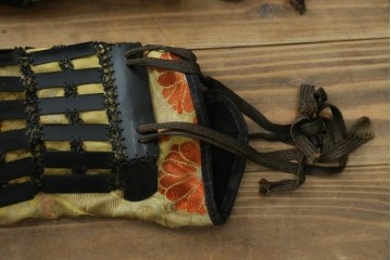 和製ヴィンテージ　黒を基調とした重厚な飾り鎧一式　 鎧櫃(よろいびつ)付き　(R-089413)