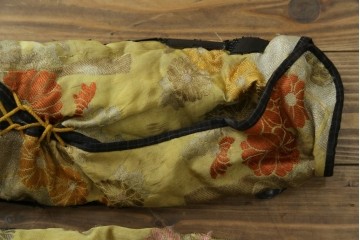 和製ヴィンテージ　黒を基調とした重厚な飾り鎧一式　 鎧櫃(よろいびつ)付き　(R-089413)