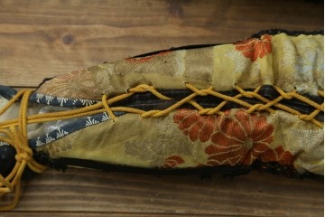 和製ヴィンテージ　黒を基調とした重厚な飾り鎧一式　 鎧櫃(よろいびつ)付き　(R-089413)