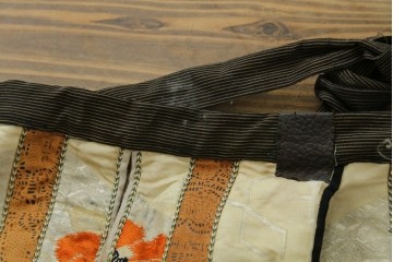 和製ヴィンテージ　黒を基調とした重厚な飾り鎧一式　 鎧櫃(よろいびつ)付き　(R-089413)