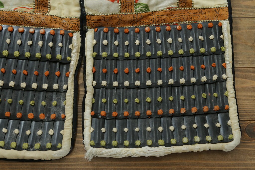 和製ヴィンテージ　黒を基調とした重厚な飾り鎧一式　 鎧櫃(よろいびつ)付き　(R-089413)