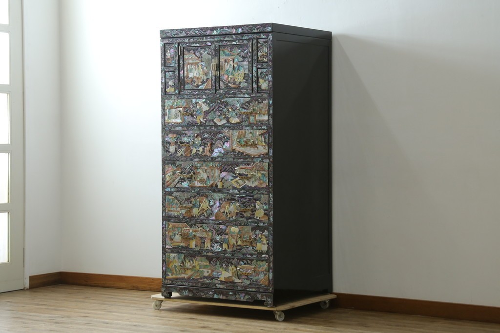 中古　超美品　最高級品　銘有り　螺鈿　細やかな人物風景文様が美しい衣装箪笥　(R-089414)