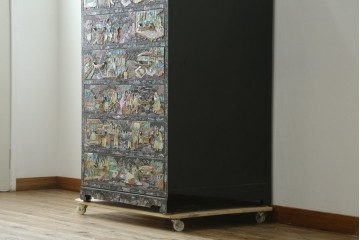中古　超美品　最高級品　銘有り　螺鈿　細やかな人物風景文様が美しい衣装箪笥　(R-089414)