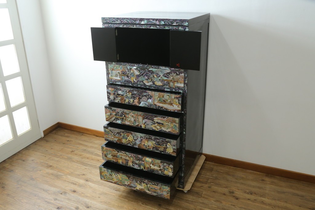 中古　超美品　最高級品　銘有り　螺鈿　細やかな人物風景文様が美しい衣装箪笥　(R-089414)