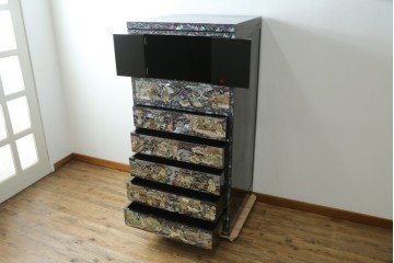 中古　超美品　最高級品　銘有り　螺鈿　細やかな人物風景文様が美しい衣装箪笥　(R-089414)