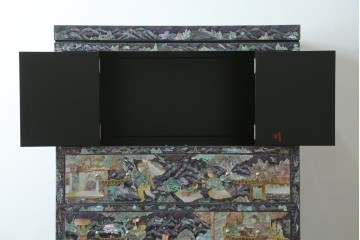 中古　超美品　最高級品　銘有り　螺鈿　細やかな人物風景文様が美しい衣装箪笥　(R-089414)