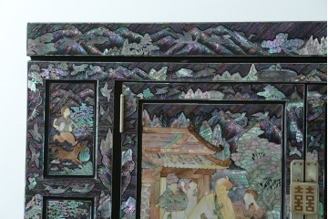 中古　超美品　最高級品　銘有り　螺鈿　細やかな人物風景文様が美しい衣装箪笥　(R-089414)
