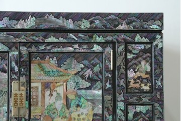 中古　超美品　最高級品　銘有り　螺鈿　細やかな人物風景文様が美しい衣装箪笥　(R-089414)