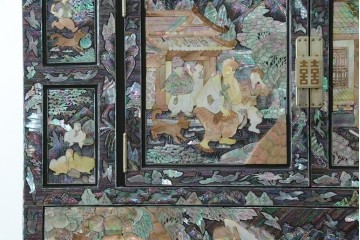 中古　超美品　最高級品　銘有り　螺鈿　細やかな人物風景文様が美しい衣装箪笥　(R-089414)