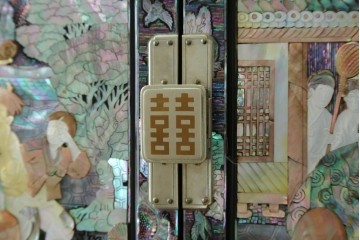 中古　超美品　最高級品　銘有り　螺鈿　細やかな人物風景文様が美しい衣装箪笥　(R-089414)