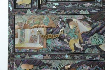 中古　超美品　最高級品　銘有り　螺鈿　細やかな人物風景文様が美しい衣装箪笥　(R-089414)