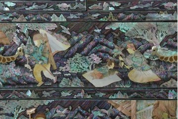 中古　超美品　最高級品　銘有り　螺鈿　細やかな人物風景文様が美しい衣装箪笥　(R-089414)