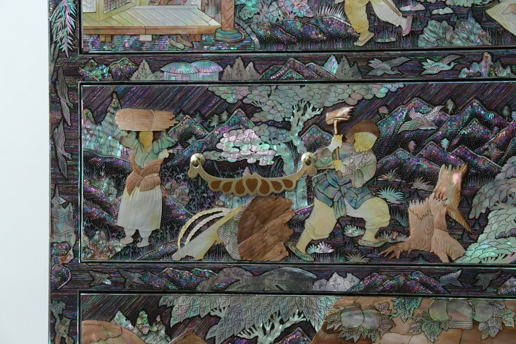 中古　超美品　最高級品　銘有り　螺鈿　細やかな人物風景文様が美しい衣装箪笥　(R-089414)
