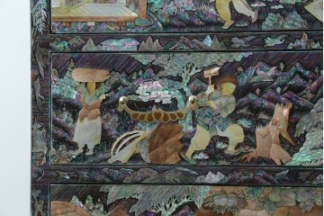 中古　超美品　最高級品　銘有り　螺鈿　細やかな人物風景文様が美しい衣装箪笥　(R-089414)