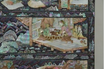 中古　超美品　最高級品　銘有り　螺鈿　細やかな人物風景文様が美しい衣装箪笥　(R-089414)
