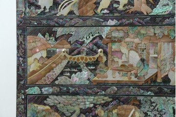 中古　超美品　最高級品　銘有り　螺鈿　細やかな人物風景文様が美しい衣装箪笥　(R-089414)