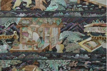 中古　超美品　最高級品　銘有り　螺鈿　細やかな人物風景文様が美しい衣装箪笥　(R-089414)