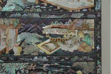 中古　超美品　最高級品　銘有り　螺鈿　細やかな人物風景文様が美しい衣装箪笥　(R-089414)