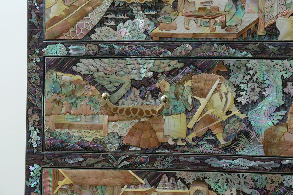 中古　超美品　最高級品　銘有り　螺鈿　細やかな人物風景文様が美しい衣装箪笥　(R-089414)