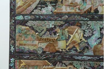 中古　超美品　最高級品　銘有り　螺鈿　細やかな人物風景文様が美しい衣装箪笥　(R-089414)