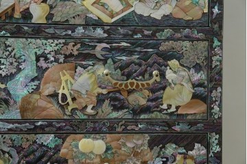 中古　超美品　最高級品　銘有り　螺鈿　細やかな人物風景文様が美しい衣装箪笥　(R-089414)