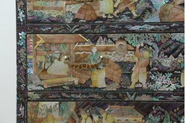 中古　超美品　最高級品　銘有り　螺鈿　細やかな人物風景文様が美しい衣装箪笥　(R-089414)