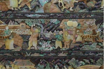 中古　超美品　最高級品　銘有り　螺鈿　細やかな人物風景文様が美しい衣装箪笥　(R-089414)