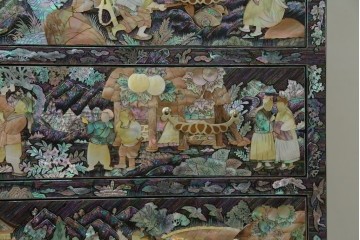 中古　超美品　最高級品　銘有り　螺鈿　細やかな人物風景文様が美しい衣装箪笥　(R-089414)