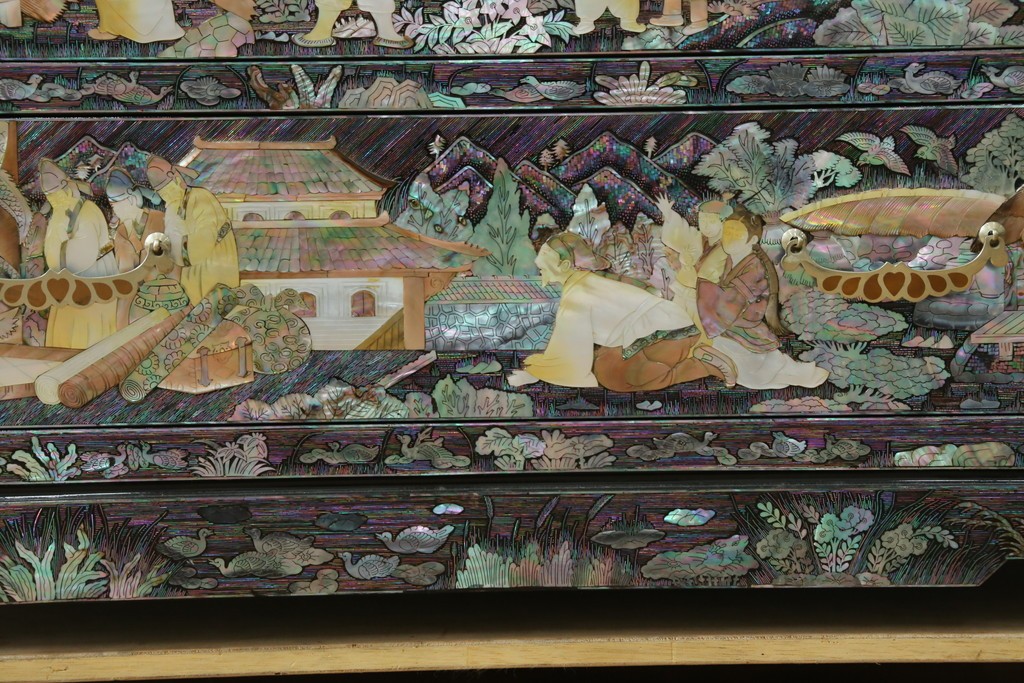 中古　超美品　最高級品　銘有り　螺鈿　細やかな人物風景文様が美しい衣装箪笥　(R-089414)
