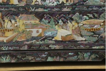 中古　超美品　最高級品　銘有り　螺鈿　細やかな人物風景文様が美しい衣装箪笥　(R-089414)