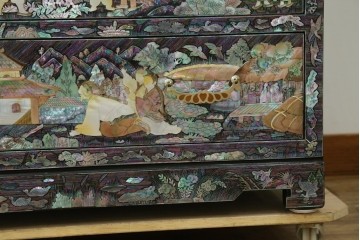 中古　超美品　最高級品　銘有り　螺鈿　細やかな人物風景文様が美しい衣装箪笥　(R-089414)