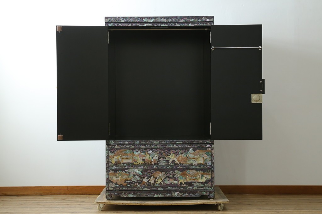 中古　超美品　最高級品　螺鈿　人物風景文様が華やかなワードローブ　(R-089415)