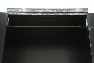 中古　超美品　最高級品　螺鈿　人物風景文様が華やかなワードローブ　(R-089415)