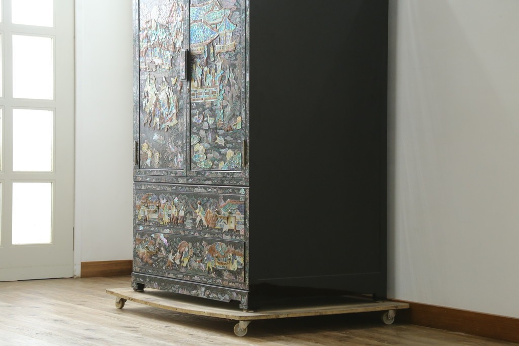 中古　超美品　最高級品　螺鈿　人物風景文様が華やかなワードローブ　(R-089415)