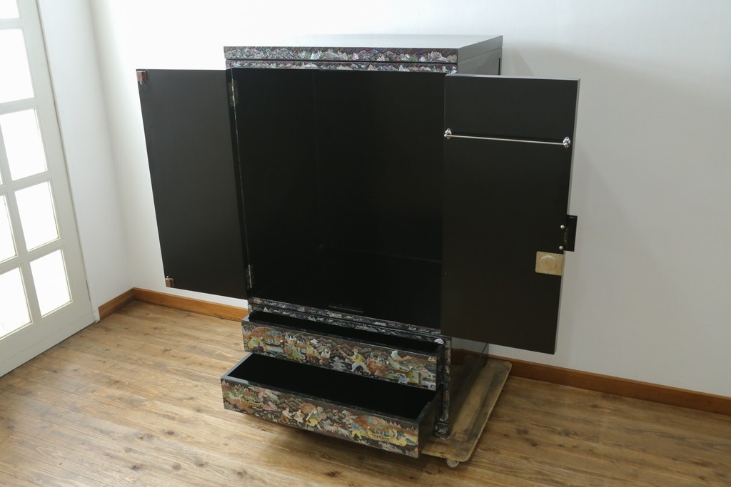 中古　超美品　最高級品　螺鈿　人物風景文様が華やかなワードローブ　(R-089415)