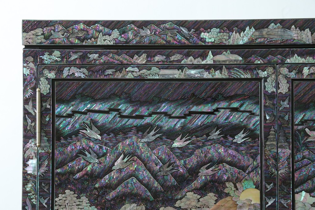 中古　超美品　最高級品　螺鈿　人物風景文様が華やかなワードローブ　(R-089415)