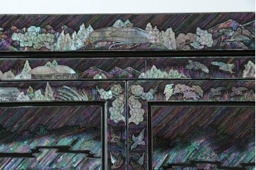 中古　超美品　最高級品　螺鈿　人物風景文様が華やかなワードローブ　(R-089415)