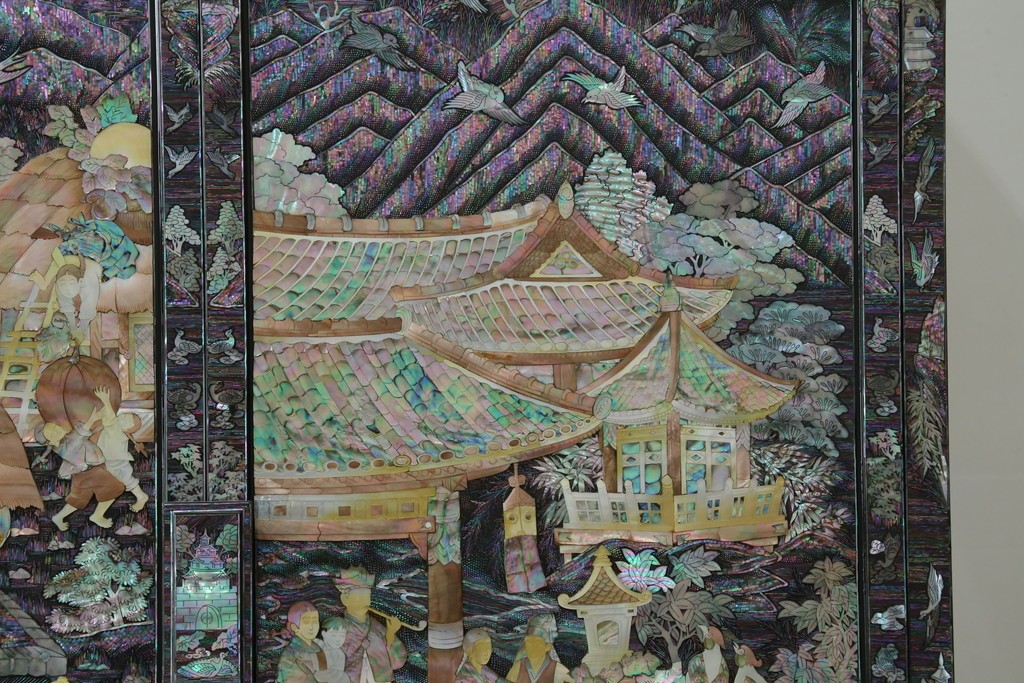 中古　超美品　最高級品　螺鈿　人物風景文様が華やかなワードローブ　(R-089415)