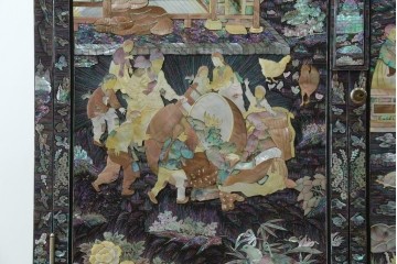 中古　超美品　最高級品　螺鈿　人物風景文様が華やかなワードローブ　(R-089415)
