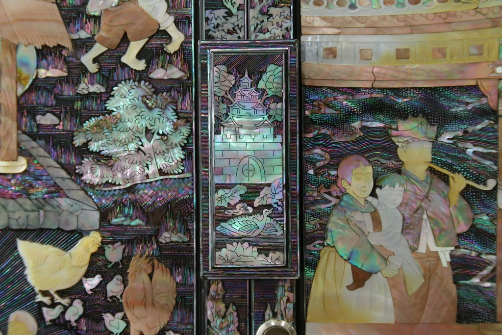 中古　超美品　最高級品　螺鈿　人物風景文様が華やかなワードローブ　(R-089415)