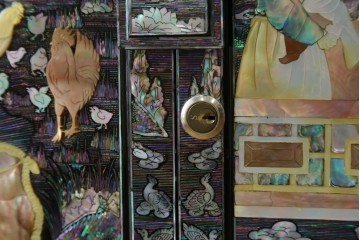 中古　超美品　最高級品　螺鈿　人物風景文様が華やかなワードローブ　(R-089415)