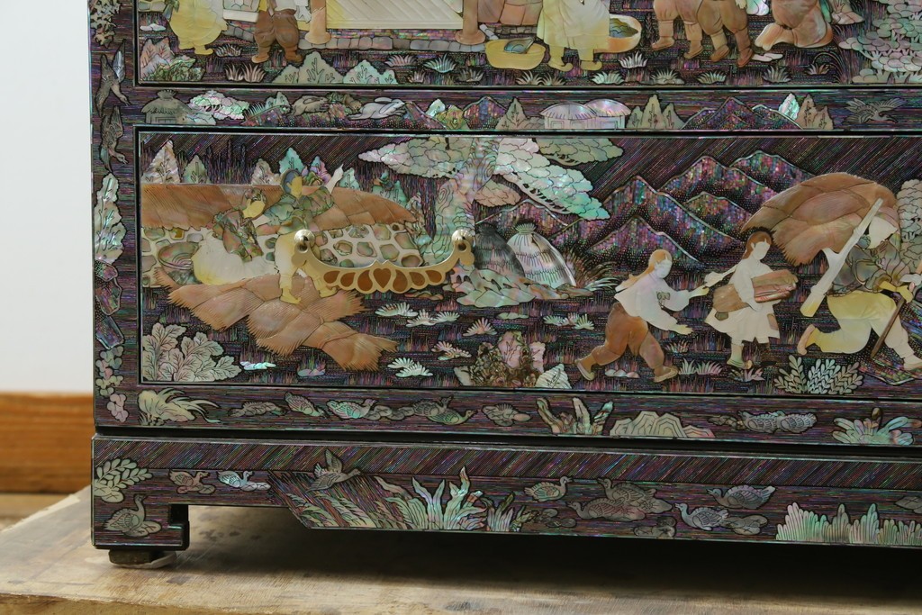 中古　超美品　最高級品　螺鈿　人物風景文様が華やかなワードローブ　(R-089415)