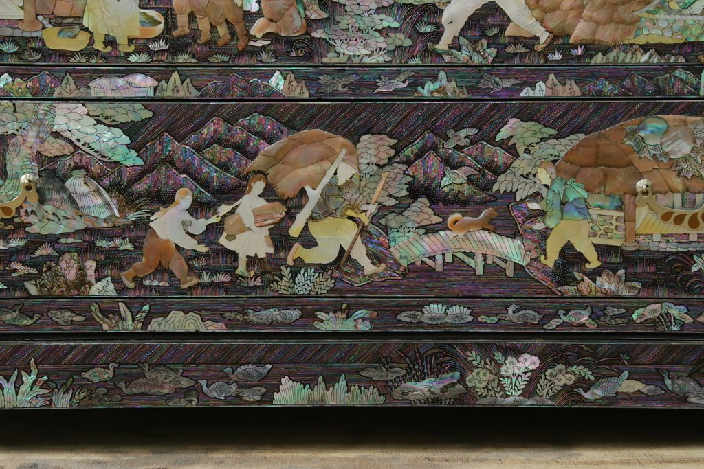 中古　超美品　最高級品　螺鈿　人物風景文様が華やかなワードローブ　(R-089415)