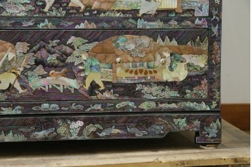 中古　超美品　最高級品　螺鈿　人物風景文様が華やかなワードローブ　(R-089415)