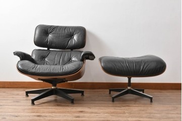 アメリカビンテージ　Herman Miller(ハーマンミラー)　レザー　ローズウッド材　包み込まれるような座り心地のイームズラウンジチェアとオットマンのセット　定価約113万円　(R-089418)