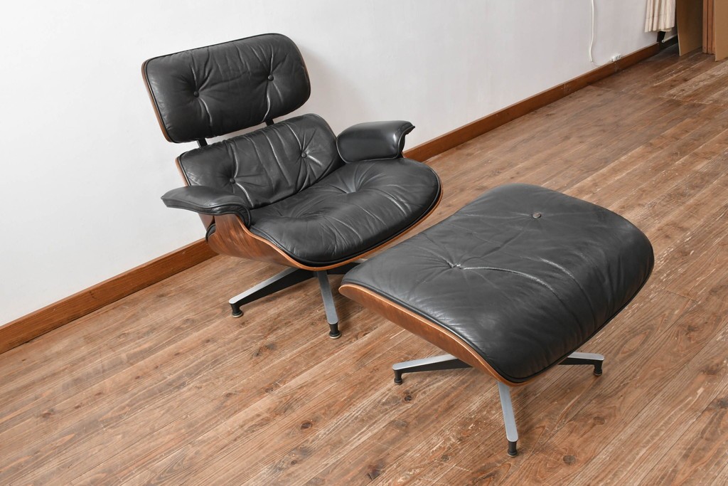 アメリカビンテージ　Herman Miller(ハーマンミラー)　レザー　ローズウッド材　包み込まれるような座り心地のイームズラウンジチェアとオットマンのセット　定価約113万円　(R-089418)
