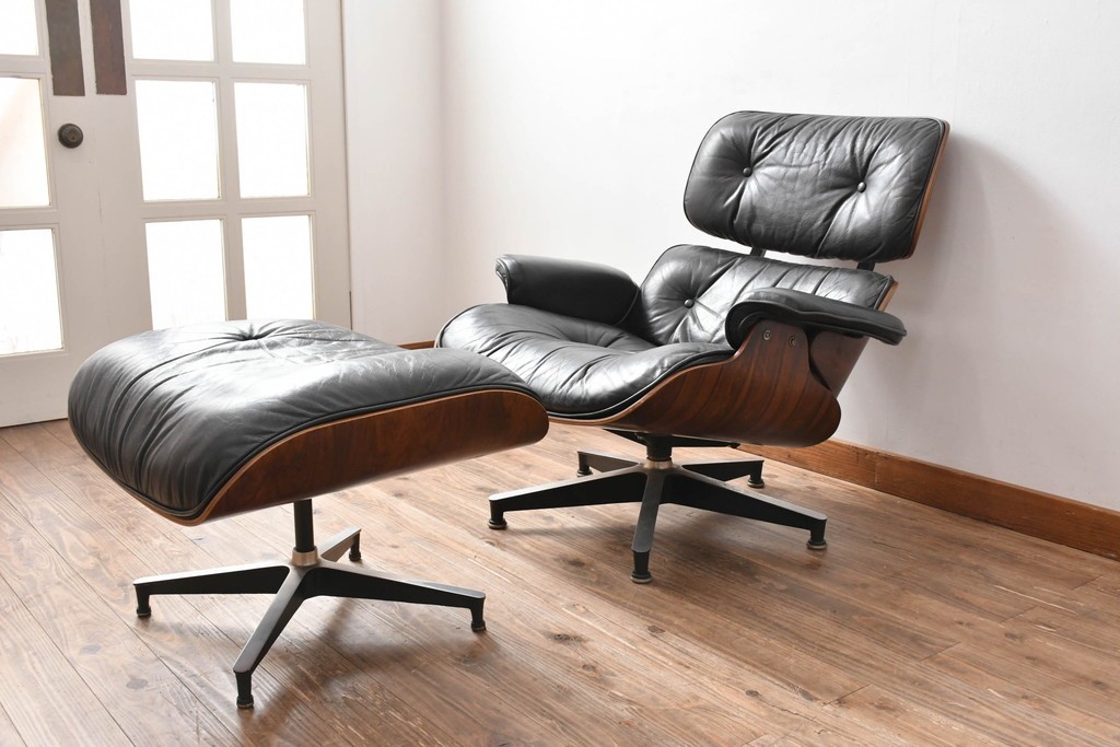 アメリカビンテージ　Herman Miller(ハーマンミラー)　レザー　ローズウッド材　包み込まれるような座り心地のイームズラウンジチェアとオットマンのセット　定価約113万円　(R-089418)