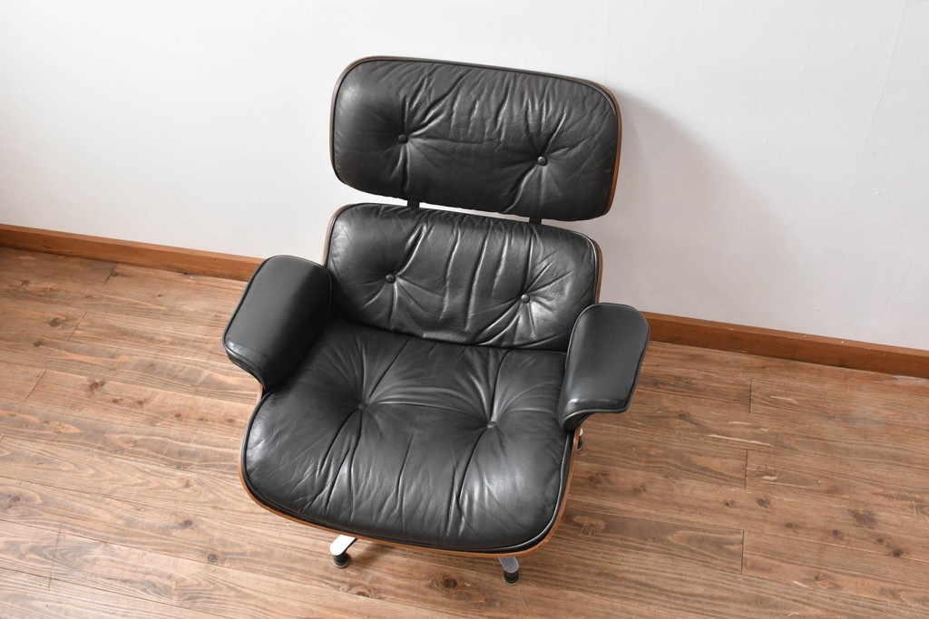 アメリカビンテージ　Herman Miller(ハーマンミラー)　レザー　ローズウッド材　包み込まれるような座り心地のイームズラウンジチェアとオットマンのセット　定価約113万円　(R-089418)