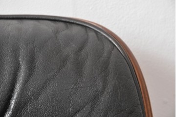 アメリカビンテージ　Herman Miller(ハーマンミラー)　レザー　ローズウッド材　包み込まれるような座り心地のイームズラウンジチェアとオットマンのセット　定価約113万円　(R-089418)